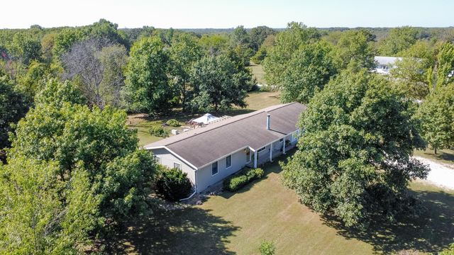 9730 E BALL RD, Centralia, MO 65240