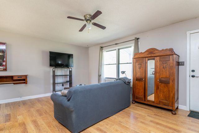 9730 E BALL RD, Centralia, MO 65240