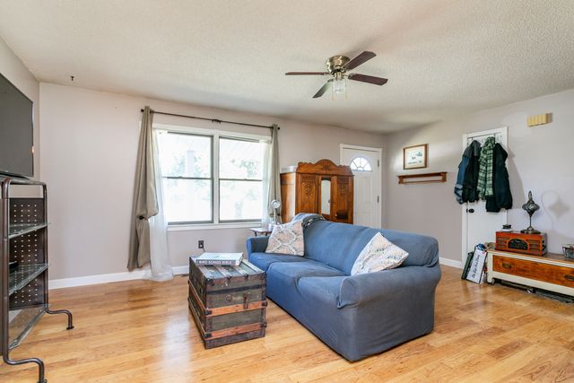 9730 E BALL RD, Centralia, MO 65240