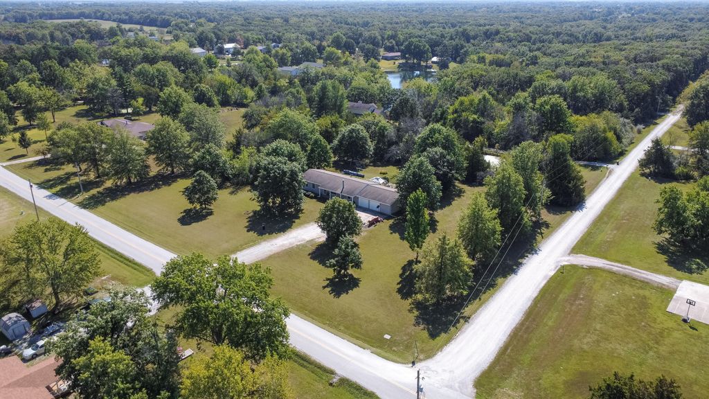 9730 E BALL RD, Centralia, MO 65240