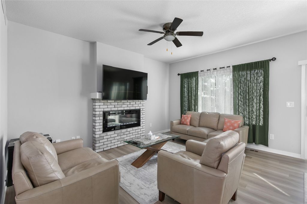 4736 167th Street, Urbandale, IA 50323