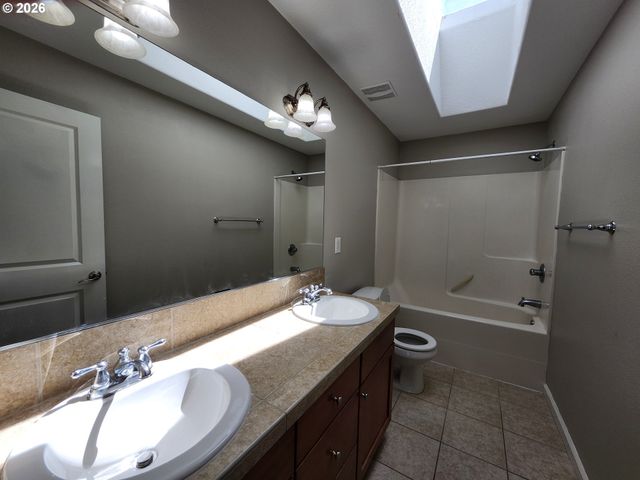 573 E 13TH Pl, Lafayette, OR 97127