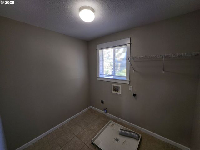 573 E 13TH Pl, Lafayette, OR 97127