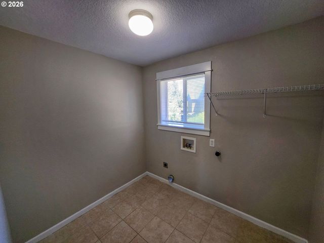 573 E 13TH Pl, Lafayette, OR 97127