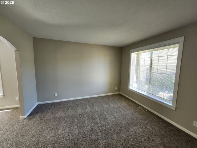 573 E 13TH Pl, Lafayette, OR 97127