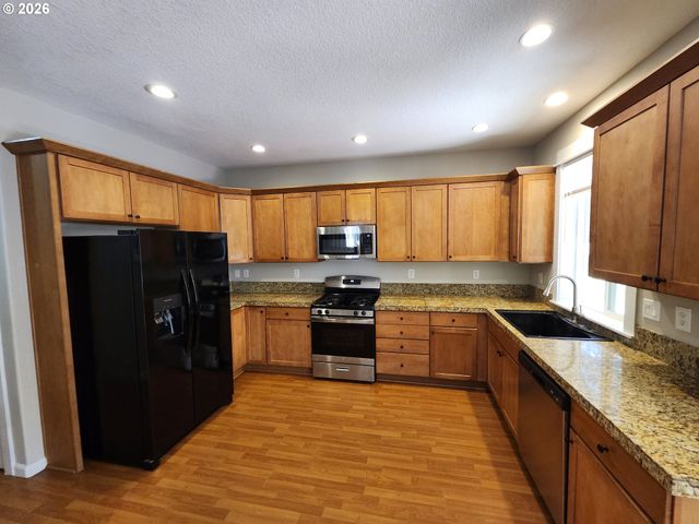 573 E 13TH Pl, Lafayette, OR 97127