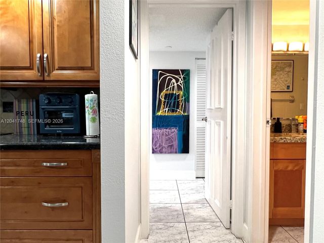 2401 Collins Avenue 1009, Miami Beach, FL 33140