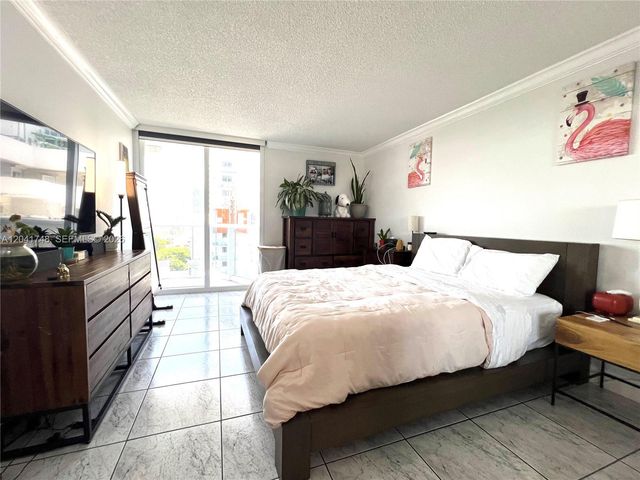 2401 Collins Avenue 1009, Miami Beach, FL 33140