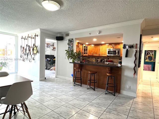 2401 Collins Avenue 1009, Miami Beach, FL 33140