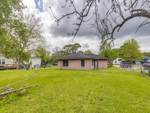 308 Gibbs Street, Devers, TX 77538
