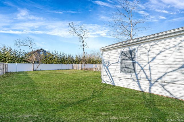 42 Oak Drive, Riverhead, NY 11901