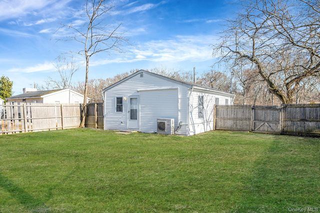 42 Oak Drive, Riverhead, NY 11901