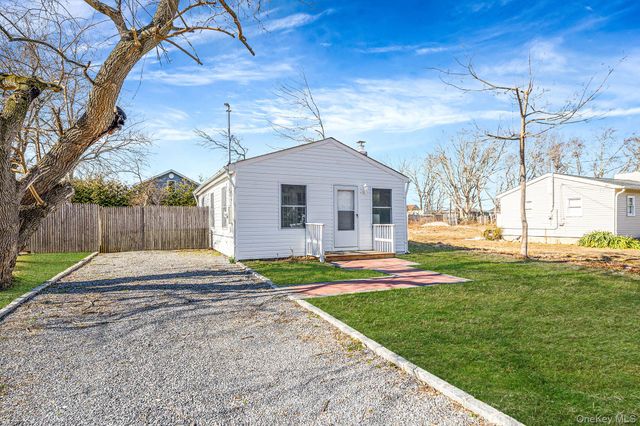 42 Oak Drive, Riverhead, NY 11901