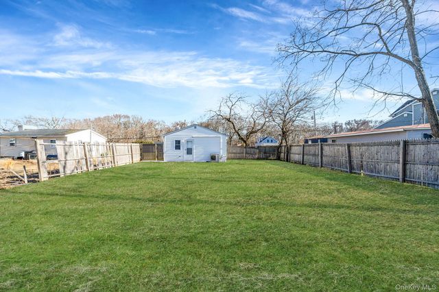 42 Oak Drive, Riverhead, NY 11901