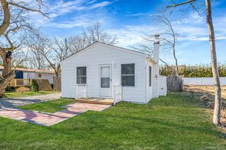 42 Oak Drive, Riverhead, NY 11901