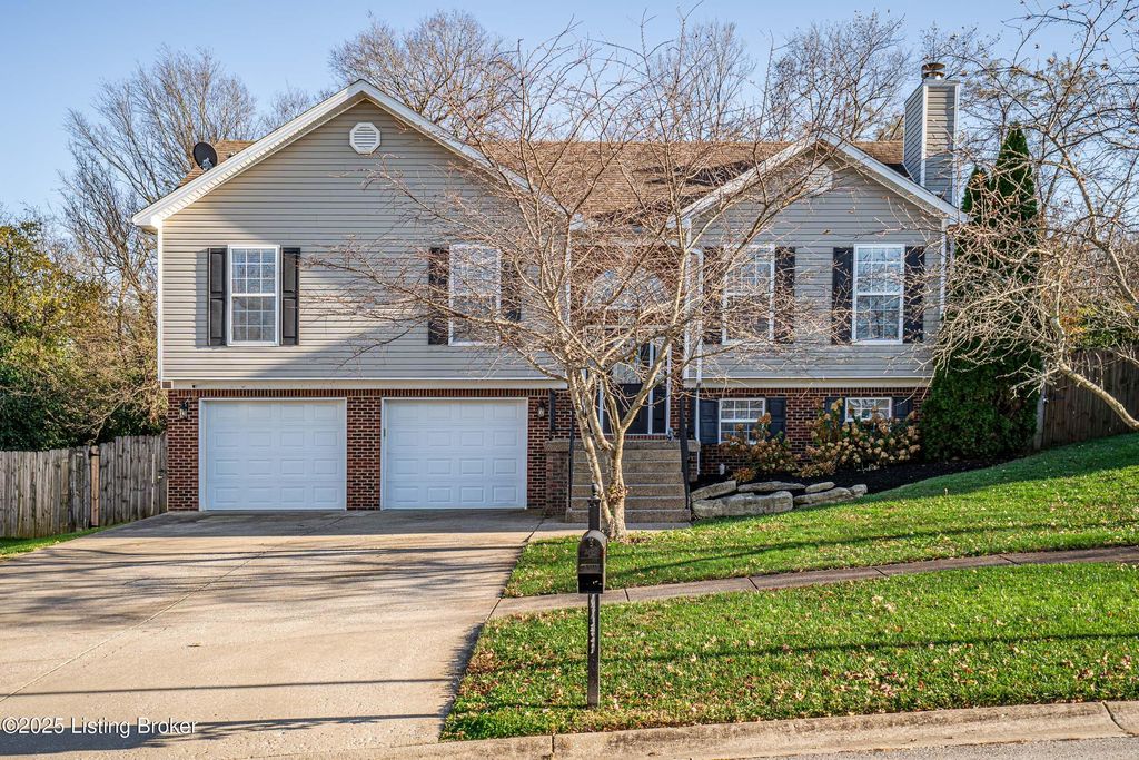 196 Lincoln Station Dr, Simpsonville, KY 40067