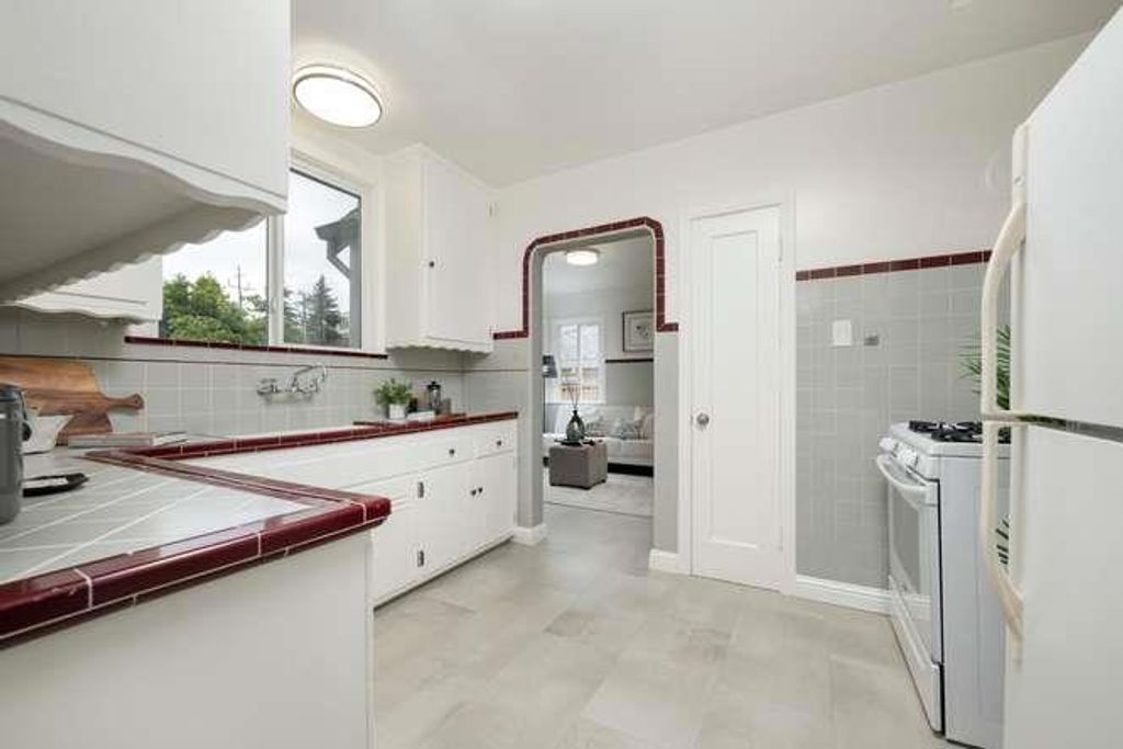 Image 12 of property listing at 1543 Kalmia, San Mateo, CA 94402