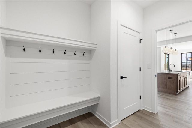 W251N2413 Valleyview CIRCLE, Pewaukee, WI 53072