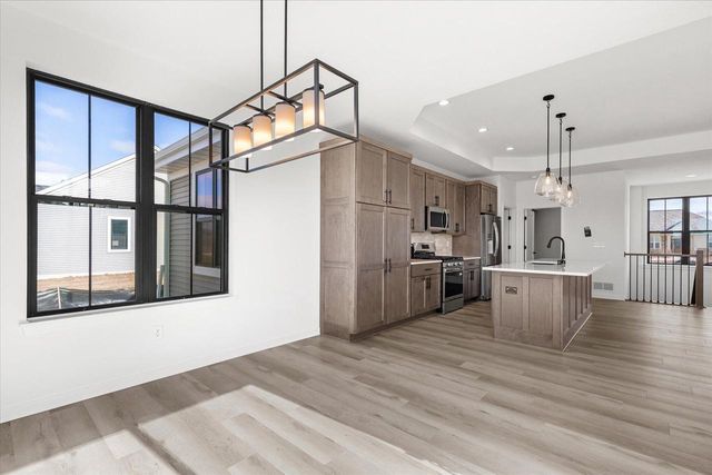 W251N2413 Valleyview CIRCLE, Pewaukee, WI 53072