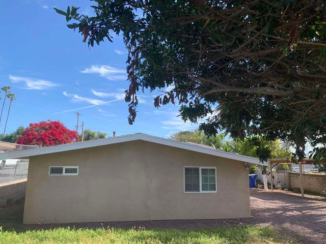 122 124 Eaton Way, Vista, CA 92084