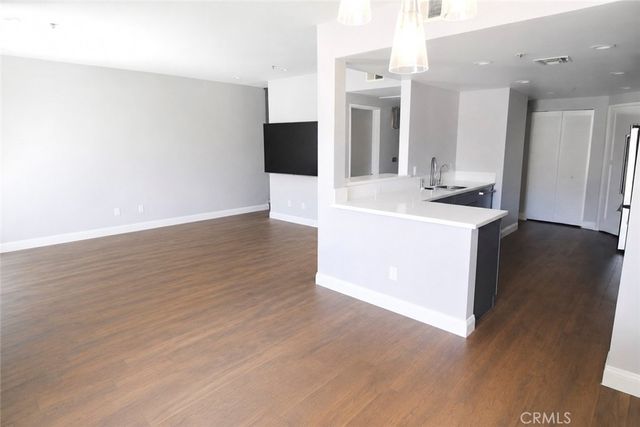 5350 White Oak Avenue 105, Encino, CA 91316