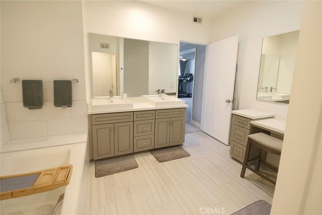 5350 White Oak Avenue 105, Encino, CA 91316