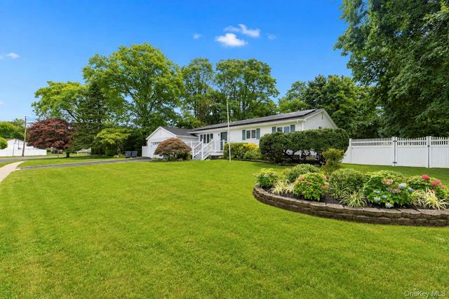 10 Aron Drive, Bohemia, NY 11716
