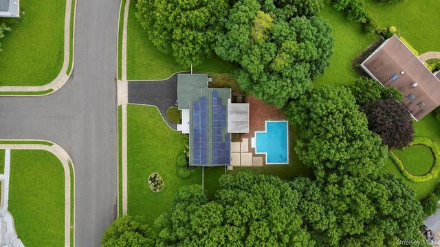 10 Aron Drive, Bohemia, NY 11716