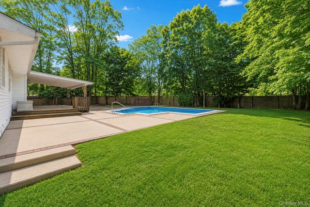 10 Aron Drive, Bohemia, NY 11716
