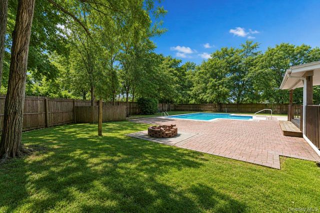 10 Aron Drive, Bohemia, NY 11716
