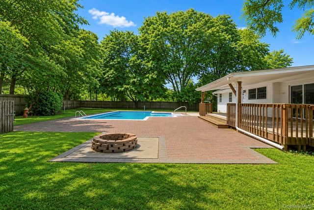 10 Aron Drive, Bohemia, NY 11716