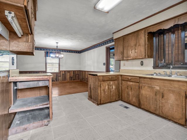 127 Crystal Dr, Cowpens, SC 29330