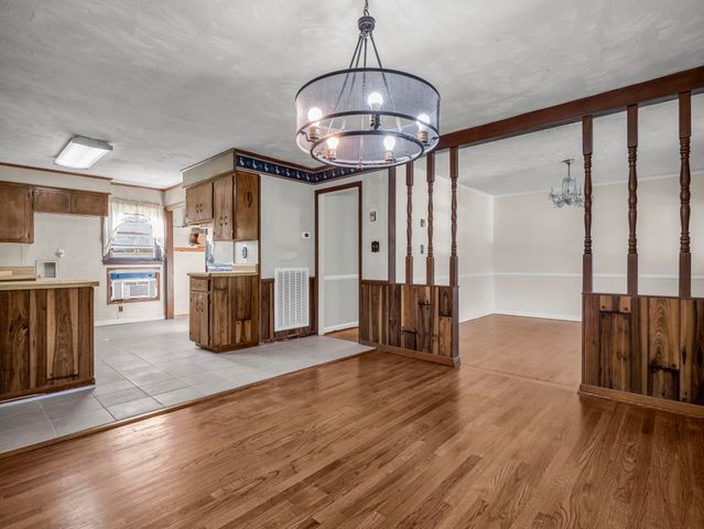 127 Crystal Dr, Cowpens, SC 29330