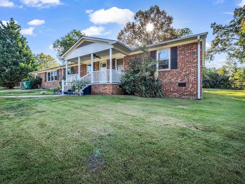 127 Crystal Dr, Cowpens, SC 29330