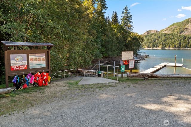 33 N Rainbow Way W, Hoodsport, WA 98548
