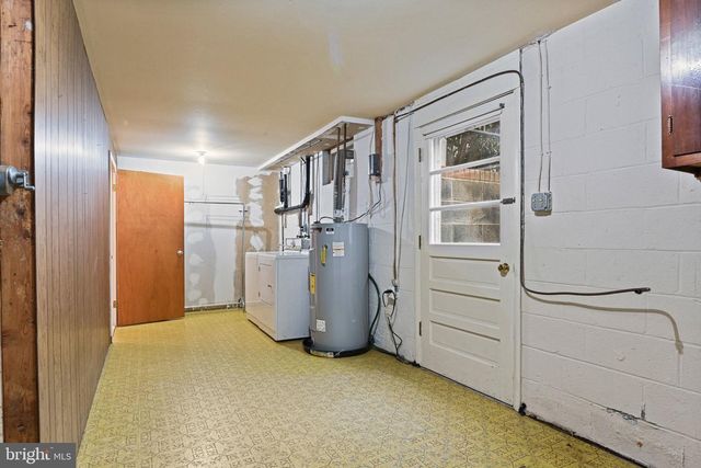 1396 S KING ST, Leesburg, VA 20175