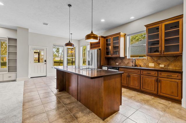 73 La Jolla Circle, Montgomery, TX 77356