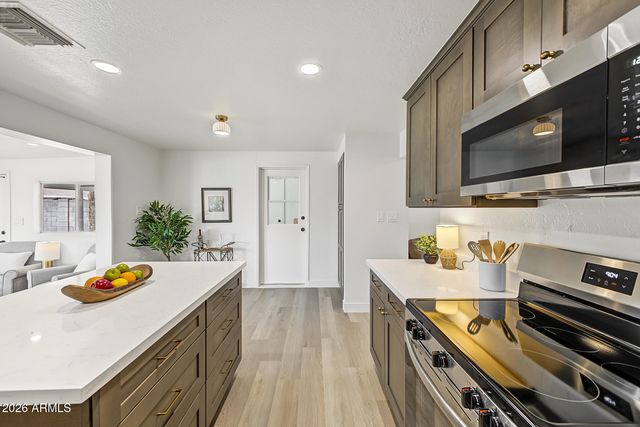 14008 N 37th Place, Phoenix, AZ 85032