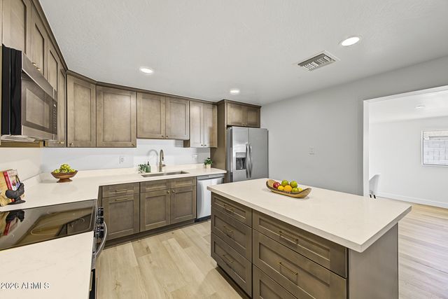 14008 N 37th Place, Phoenix, AZ 85032