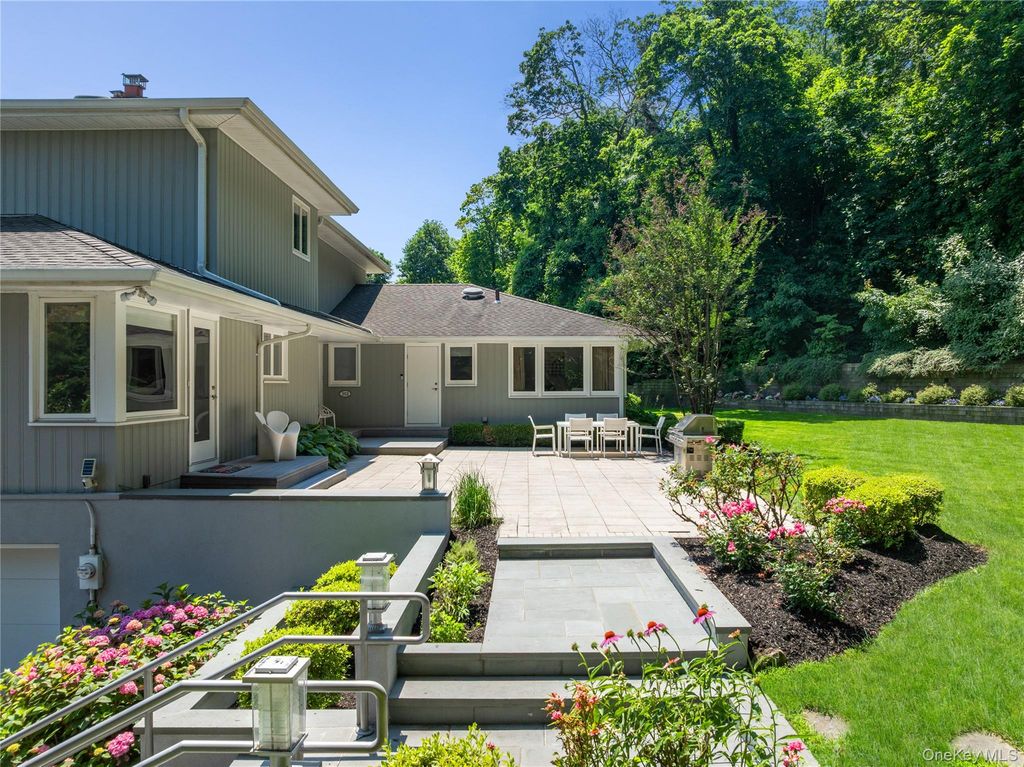 353 E Shore Road, Great Neck, NY 11023 — photo 3