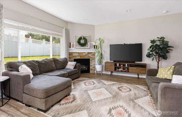 1720 SW Waterside Court, Oak Harbor, WA 98277
