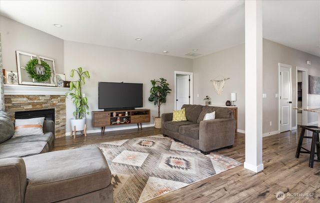 1720 SW Waterside Court, Oak Harbor, WA 98277