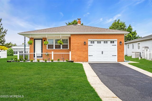 8 Rio Court, Toms River, NJ 08757