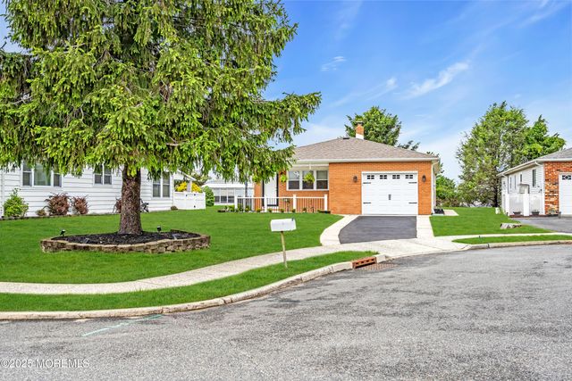 8 Rio Court, Toms River, NJ 08757