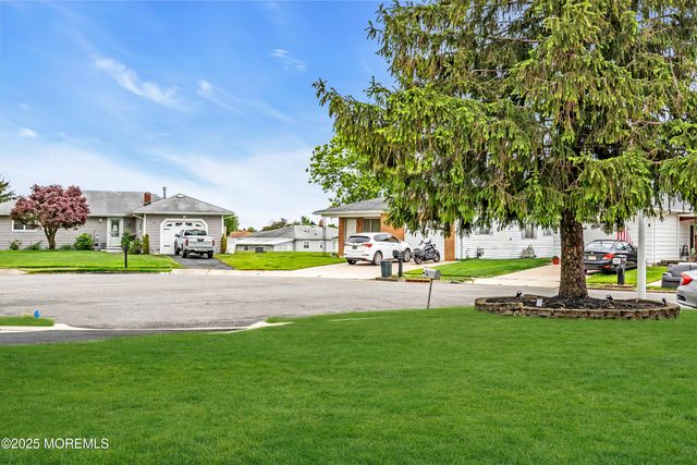 8 Rio Court, Toms River, NJ 08757