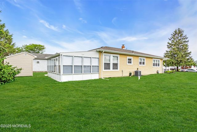 8 Rio Court, Toms River, NJ 08757