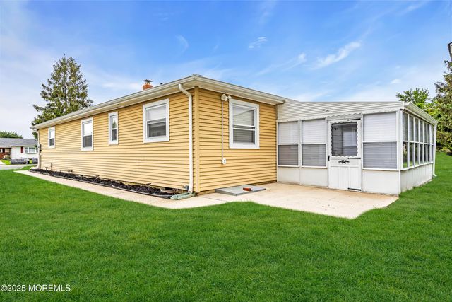 8 Rio Court, Toms River, NJ 08757