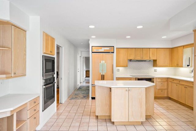 8650 N River ROAD, River Hills, WI 53217