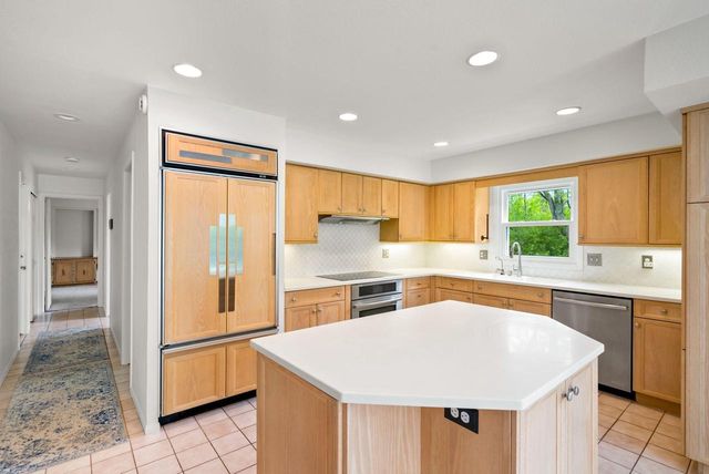 8650 N River ROAD, River Hills, WI 53217
