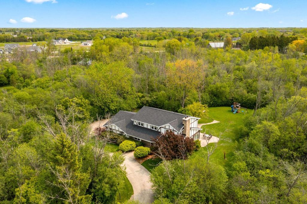 8650 N River ROAD, River Hills, WI 53217